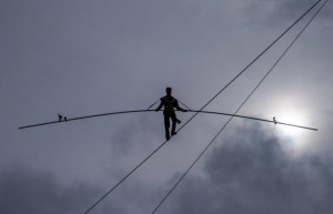Ουγγαρία: 63χρονος διέσχισε τον Δούναβη πάνω σε τεντωμένο σχοινί
