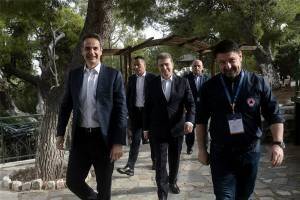 Συνάντηση Μητσοτάκη με Χρυσοϊδη, Χαρδαλιά για κορονοϊό και πυρκαγιές