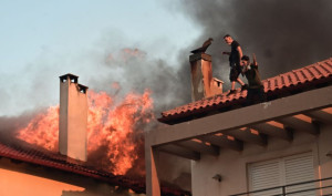 Πύρινος εφιάλτης σε όλη τη χώρα – Εκκενώσεις, σπίτια στις φλόγες και συνεχείς αναζωπυρώσεις