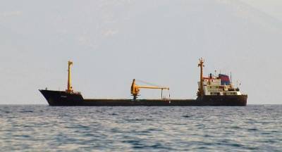 Φορτηγό πλοίο προσάραξε στο λιμάνι του Ναυπλίου