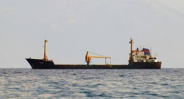 Φορτηγό πλοίο προσάραξε στο λιμάνι του Ναυπλίου