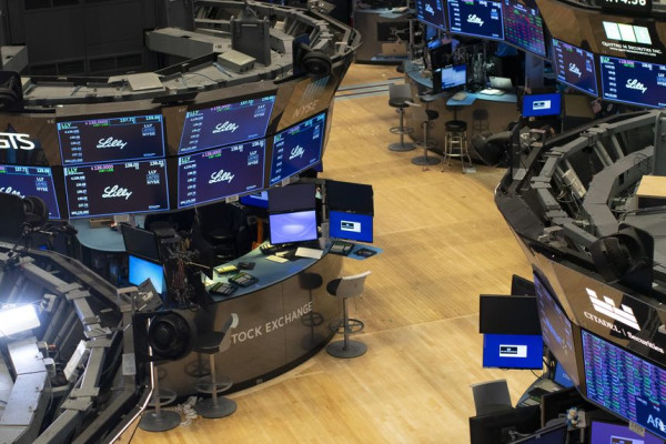 Επάνοδος της Wall Street με ώθηση από το λιανεμπόριο
