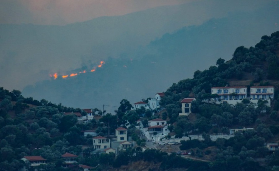 Σάμος: Εκκενώνονται δύο οικισμοί- Προς Λημνιώνα και Παλαιοχώρι η φωτιά