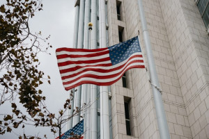 ΗΠΑ: Στο 3,2% αναθεωρήθηκε η οικονομική ανάπτυξη το τέταρτο τρίμηνο