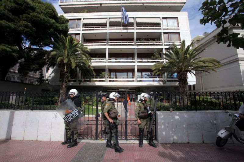 Οι πυροσβέστες εισέβαλαν στο υπουργείο Διοικητικής Μεταρρύθμισης