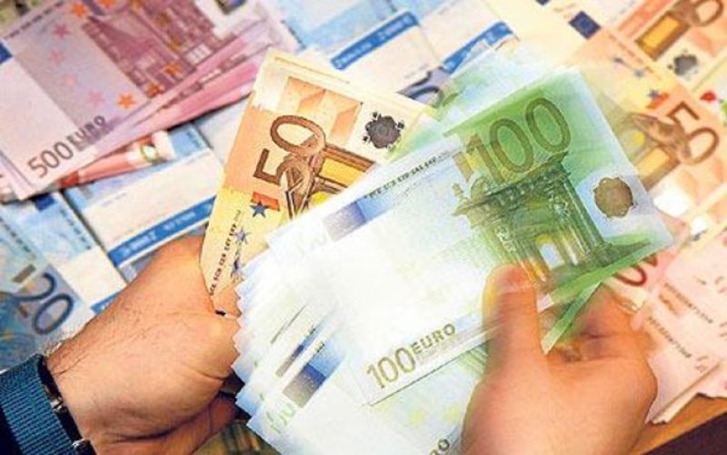 Μείωση στα «φέσια» του δημοσίου τον Ιούλιο