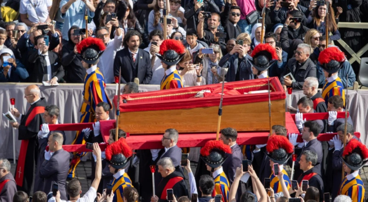 Τουλάχιστον 150.000 πιστοί προσκύνησαν το σκήνωμα του Πάπα Φραγκίσκου