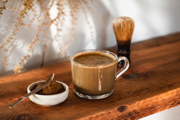 Hojicha: Το ιαπωνικό τσάι που εκθρονίζει το Matcha – Τι είναι, τι γεύση έχει και πώς να φτιάξετε Latte
