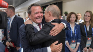 «Οργή» Μερτς για την παρουσία Σρέντερ στα γενέθλια του Πούτιν