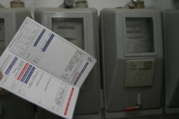 ΔΕΗ: Δεν κόβουμε το ρεύμα στους οφειλέτες