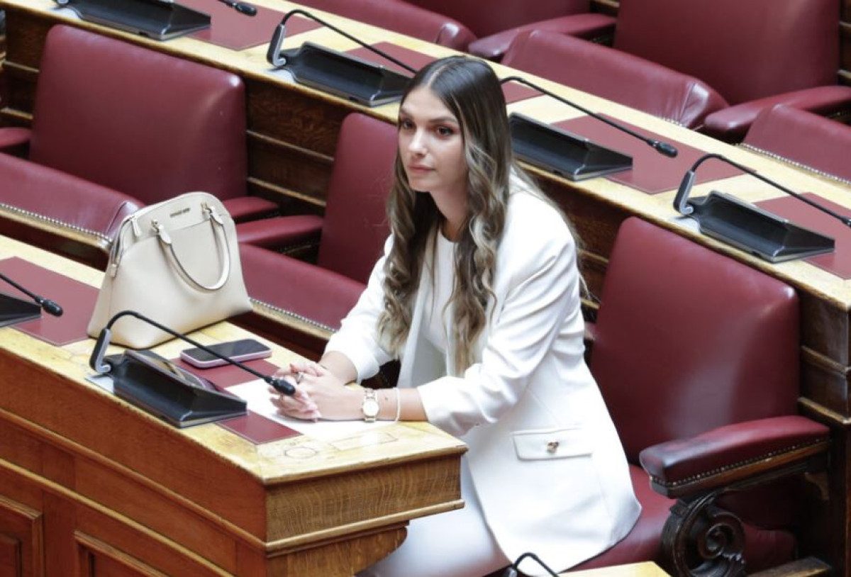 Κοινοβουλευτική παρουσία για τους Δημοκράτες του Κασσελάκη – Ορκίστηκε βουλευτής η Μυρτώ Κοροβέση
