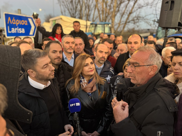 Κλιμακώνουν τις κινητοποιήσεις οι αγρότες-Στο μπλόκο της Καρδίτσας ο Ανδρουλάκης