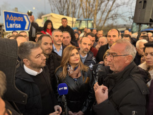 Κλιμακώνουν τις κινητοποιήσεις οι αγρότες-Στο μπλόκο της Καρδίτσας ο Ανδρουλάκης