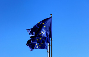 Politico: Στο τραπέζι της Κομισιόν η αξιοποίηση των παγωμένων περιουσιακών στοιχείων της Ρωσίας