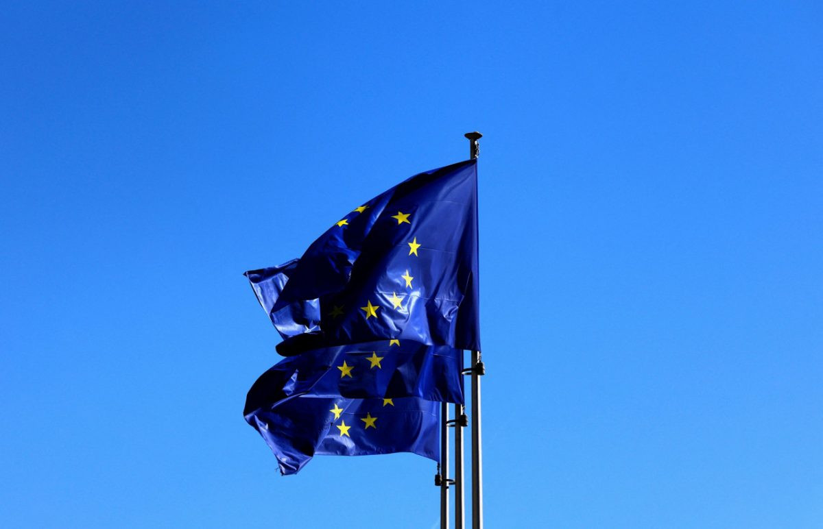 Politico: Στο τραπέζι της Κομισιόν η αξιοποίηση των παγωμένων περιουσιακών στοιχείων της Ρωσίας