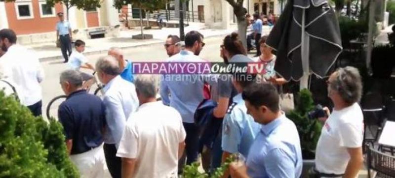 Έντονες αποδοκιμασίες σε υφυπουργό: Ντροπή σου απατεώνα