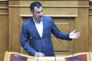 Χαρίτσης σε Μητσοτάκη: Έχετε κάνει τους θεσμούς κουρελόχαρτο