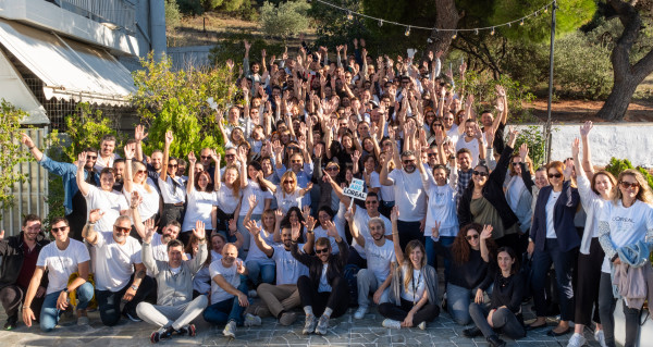 Οι εργαζόμενοι της L'ORÉAL στο πλευρό παιδιών και πλημμυροπαθών