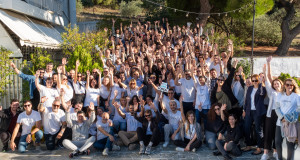 Οι εργαζόμενοι της L'ORÉAL στο πλευρό παιδιών και πλημμυροπαθών