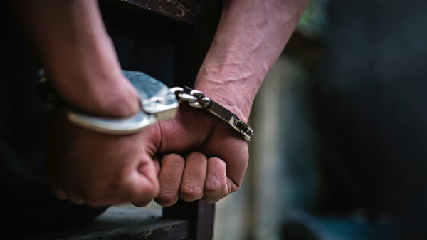 Θεσσαλονίκη: Χειροπέδες σε 48χρονο αστυνομικό για ενδοοικογενειακή βία και βιασμό
