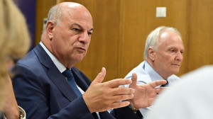 Συνάντηση Τσιάρα με 45 «γαλάζιους» βουλευτές: Πίεση για άμεσες πληρωμές στους αγρότες – Το χρονοδιάγραμμα