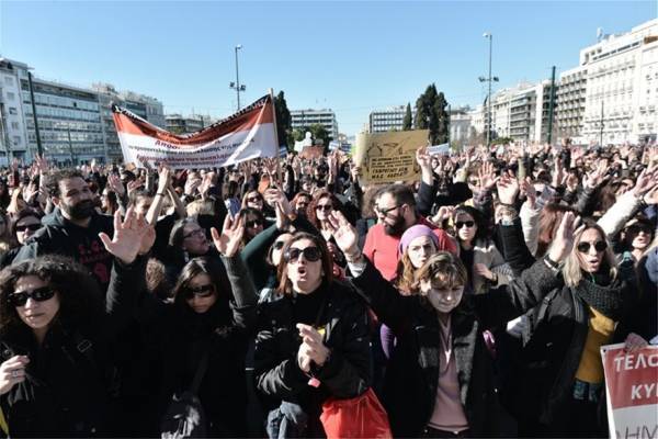 Ένταση ξανά στο συλλαλητήριο των εκπαιδευτικών