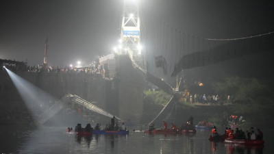 Τουλάχιστον 130 νεκροί από την κατάρρευση της γέφυρας στην Ινδία