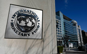 ΔΝΤ: Συγκρατημένες προσδοκίες για μειώσεις επιτοκίων από τη Fed