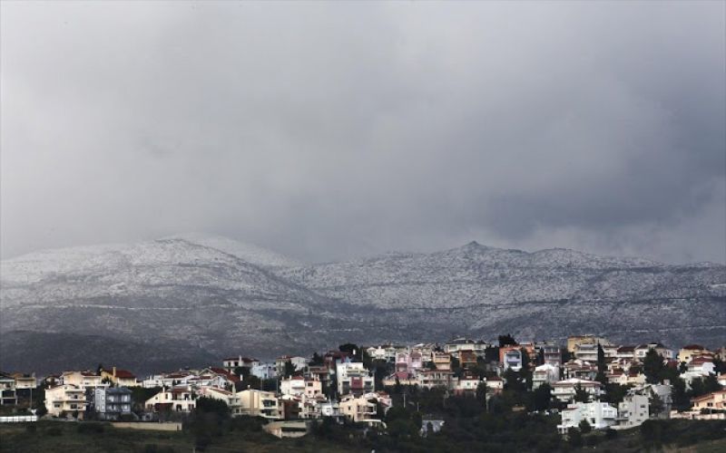 Παραμονές εορτών με χιόνια και μποφόρ- Κανονικά κινούνται τα πλοία