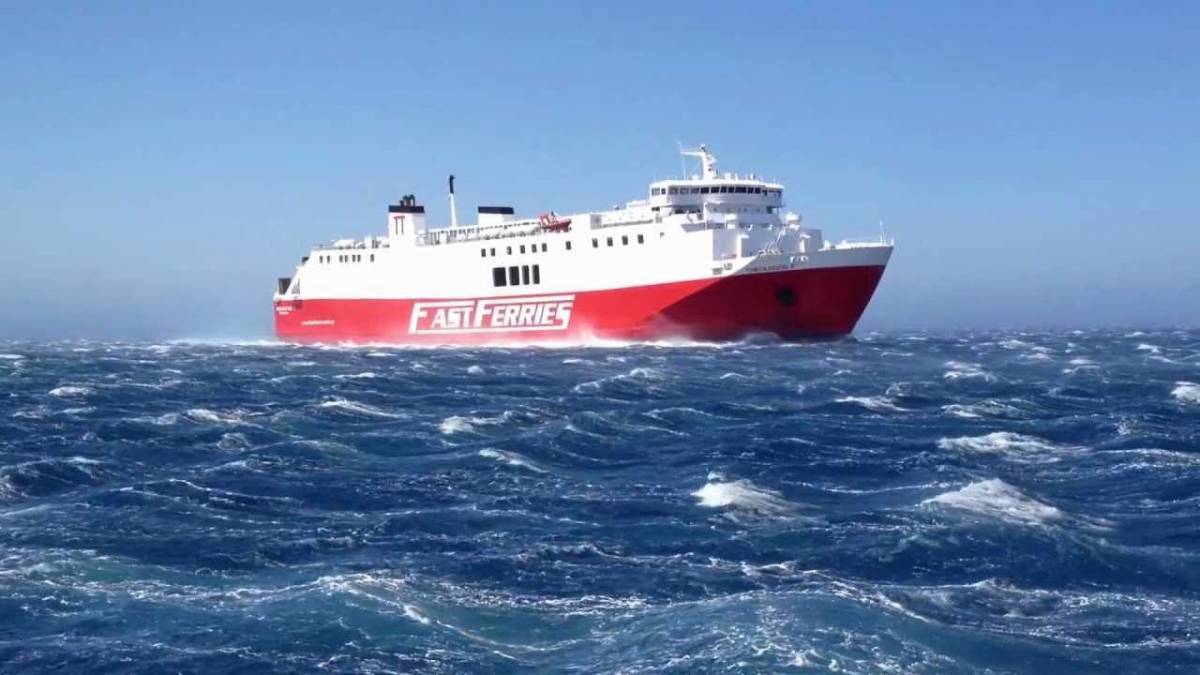 Βλάβη σε πλοίο με 686 επιβάτες-Επιστρέφει στη Ραφήνα
