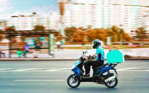 Delivery: Αποζημιώσεις στους διανομείς για χρήση ιδιωτικής μηχανής και κράνους