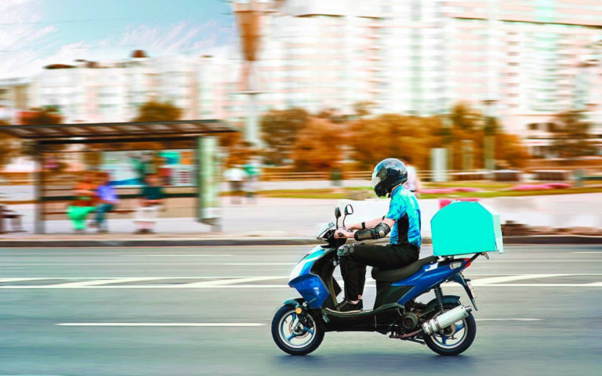 Delivery: Αποζημιώσεις στους διανομείς για χρήση ιδιωτικής μηχανής και κράνους