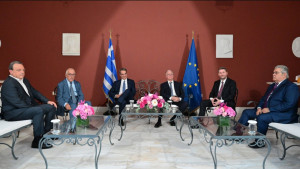 Δεξίωση στο Προεδρικό Μέγαρο: Οι παρουσίες, οι «συμβολικές» απουσίες και οι «παγωμένες» δηλώσεις των πολιτικών αρχηγών