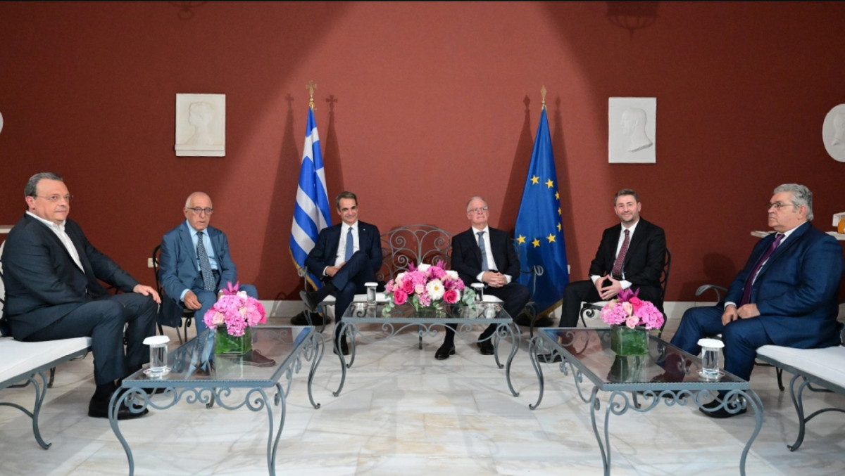 Δεξίωση στο Προεδρικό Μέγαρο: Οι παρουσίες, οι «συμβολικές» απουσίες και οι «παγωμένες» δηλώσεις των πολιτικών αρχηγών