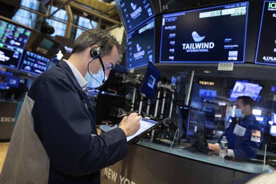 Τεχνολογική «βουτιά» στη Wall Street-Ράλι για πετρέλαιο και χρυσό