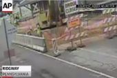 Γέφυρα "κόπηκε" στα δύο-Κινδύνευσαν 3 εργάτες (video)