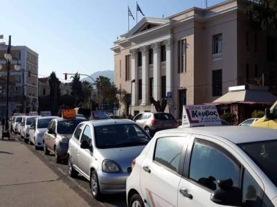 Θεσσαλονίκη: Διαμαρτυρία εκπαιδευτών υποψήφιων οδηγών έξω από το ΥΜΑΘ