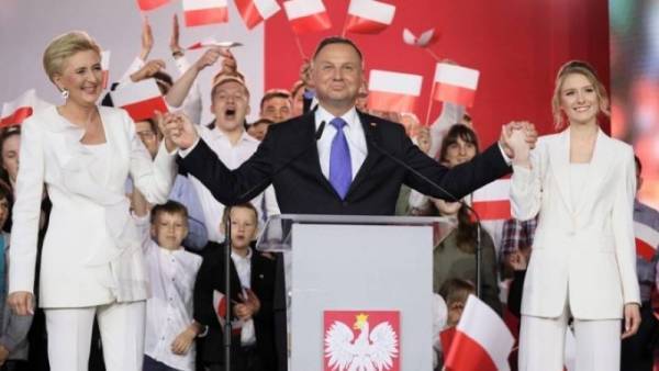 Πολωνία: Οριακή νίκη Ντούντα στις προεδρικές εκλογές