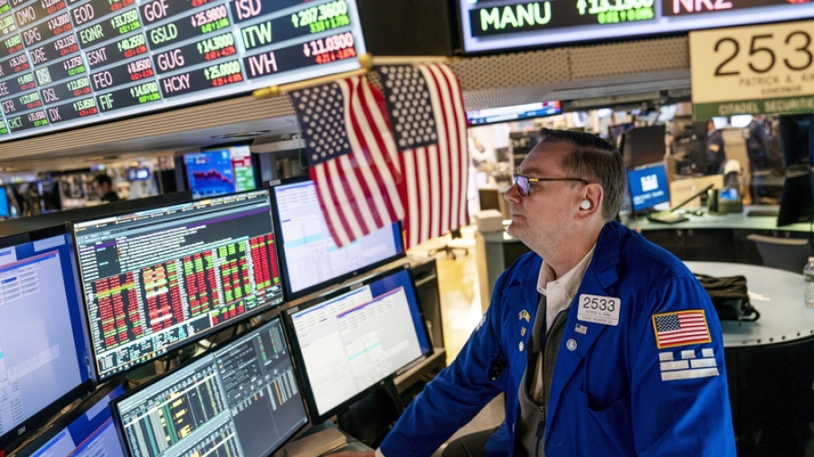 Wall Street: Μαζεύει τα… κομμάτια της στο ξεκίνημα της εβδομάδας