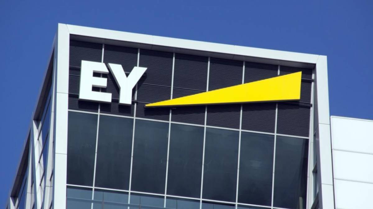 EY: Οι επιδράσεις της πανδημίας σε ανθρώπινο δυναμικό, συμβάσεις, φορολογία
