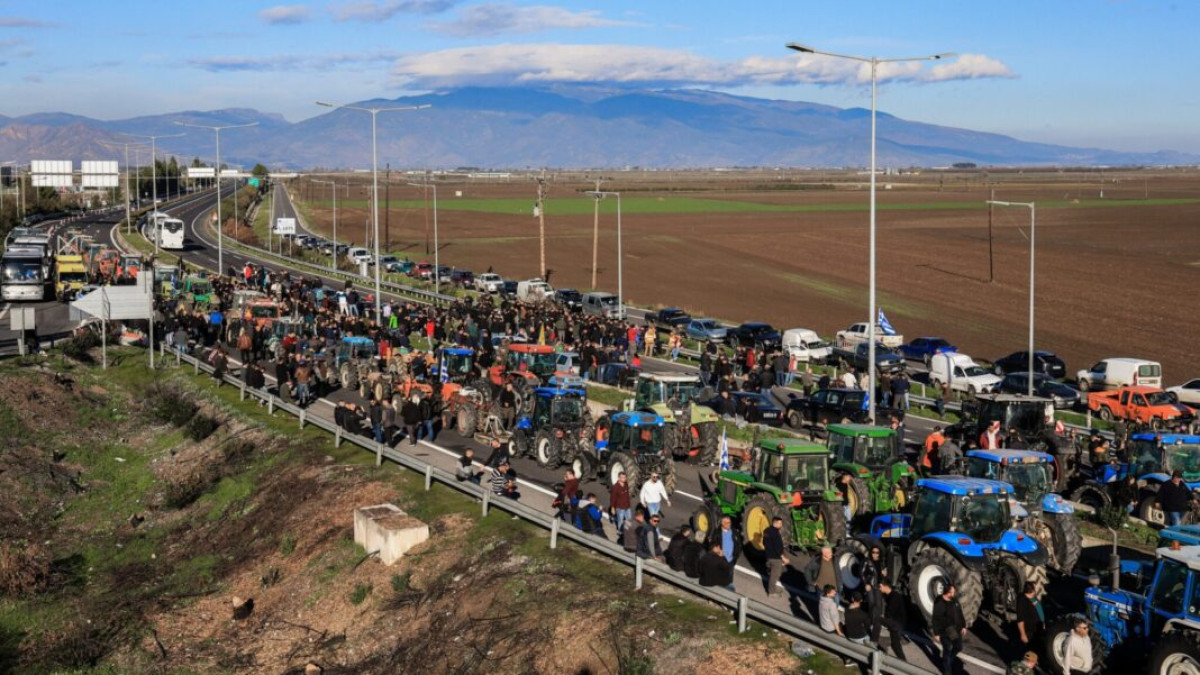 Αγροτικές κινητοποιήσεις: Ενισχύονται τα μπλόκα – Αποφασισμένοι να συνεχίσουν οι αγρότες