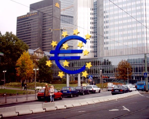 Χαλάρωση των κριτηρίων δανεισμού από τις τράπεζες της ευρωζώνης προβλέπει η ΕΚΤ