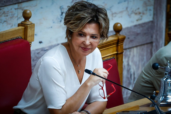 Πώς η Γεροβασίλη έκανε μαλλιά-κουβάρια ΠαΣοΚ και ΣΥΡΙΖΑ