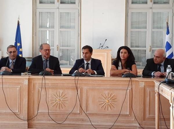 Στην Τρίπολη ο Θεοχάρης - Η ατζέντα και οι επαφές