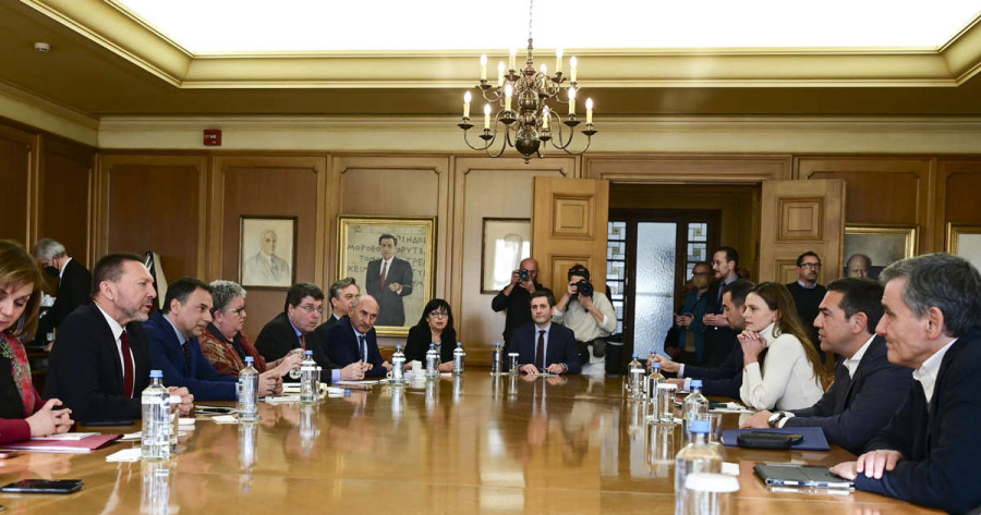 Στουρνάρας απέναντι σε Τσίπρα και στη μέση ο Χουλιαράκης