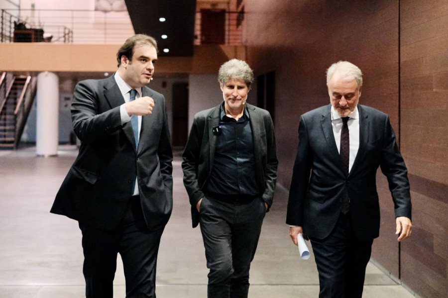 Πιερρακάκης: «Καμπανάκι» για τις αγορές ομολόγων και μήνυμα για τη Γαλλία