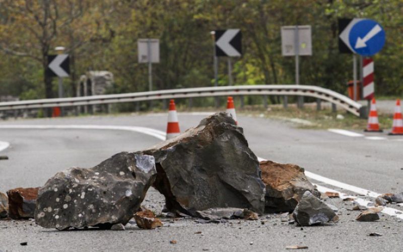 Διακοπή κυκλοφορίας, λόγω κατολίσθησης στην Κορίνθου - Πατρών
