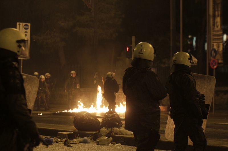 Φωτιές και πετροπόλεμος στο Πολυτεχνείο