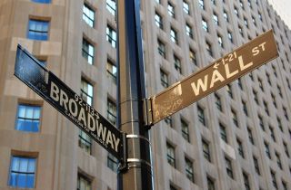 Wall Street: Κοντά στα ρεκόρ ο Dow με «ενεργειακή» ώθηση