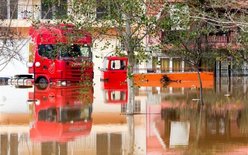 Τρέχουν για να προλάβουν τις νέες βροχοπτώσεις στη Ν. Χαλκηδόνα